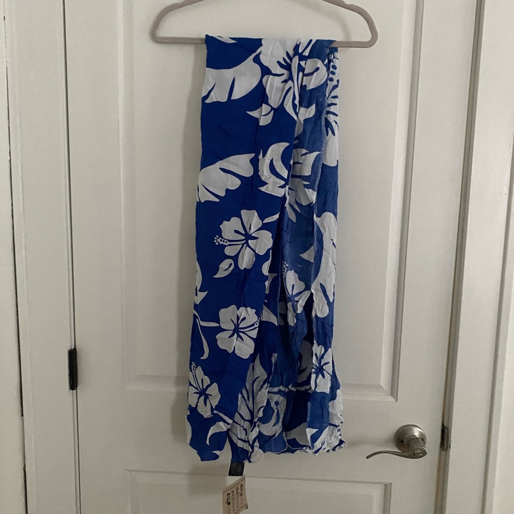Blue and White Hawaiian Floral Print Sarong